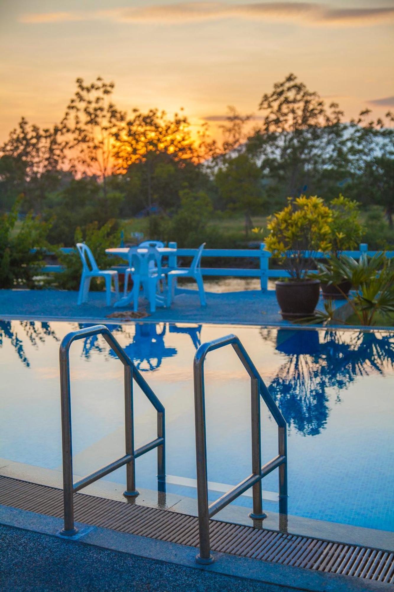 Absolute Beachfront Villa Ban Huai Yang Exterior photo